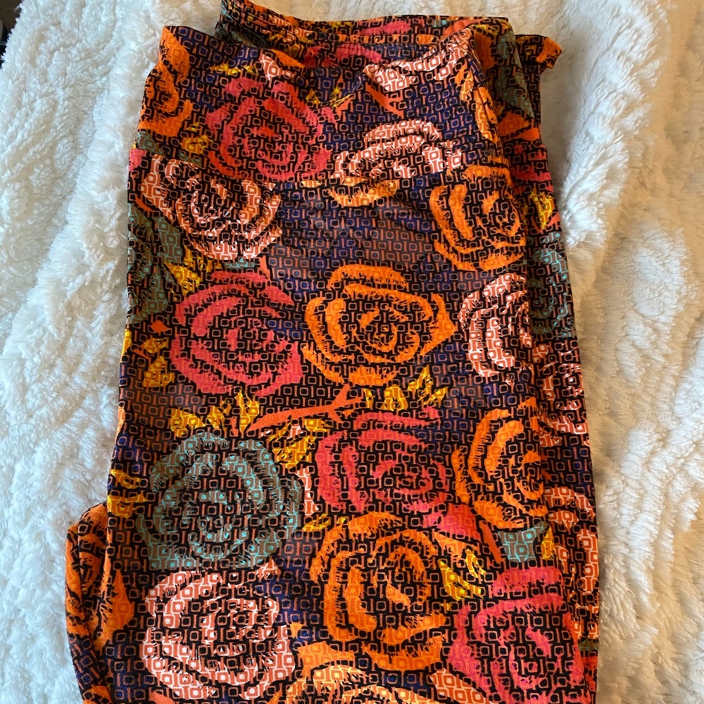 NWOT LuLaRoe TC Leggings, Digital Roses multicolor
